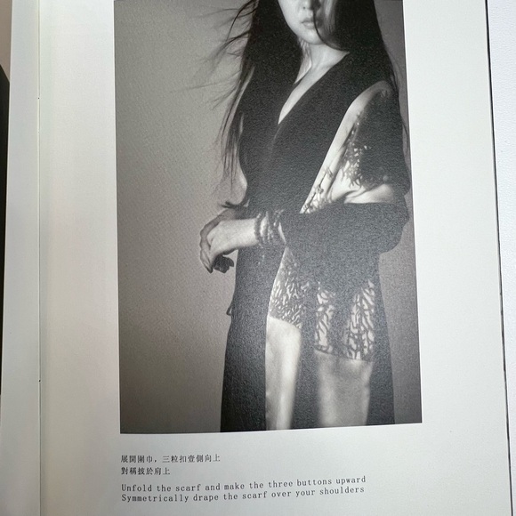 SHENG TANG PEONY 100% Silk Wrap/Shaw Convertible 20x70 Blue, Ivory, New w/tags - Picture 10 of 13